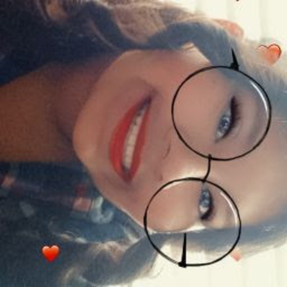 Profile Picture of Maia Dautel (@maiadautel2001) on Poshmark