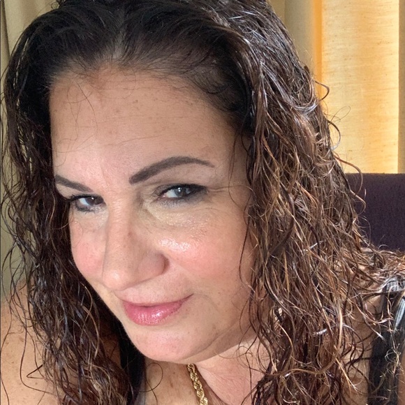 Profile Picture of Tomora Skinner (@tskinner802) on Poshmark