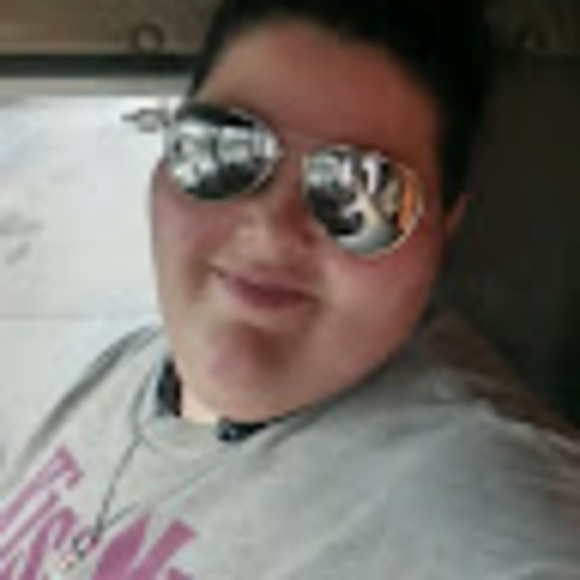 Profile Picture of April Huff (@stealmyshow2013) on Poshmark