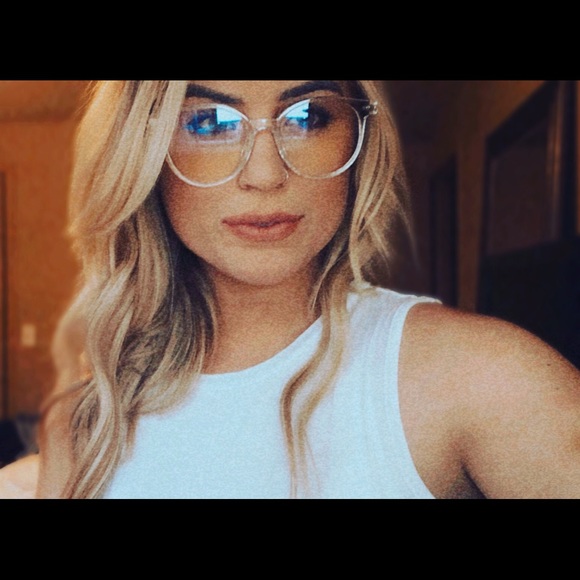 Avery Wiedrick - Poshmark Profile Picture of Avery Wiedrick (@averycarol1991) on Poshmark