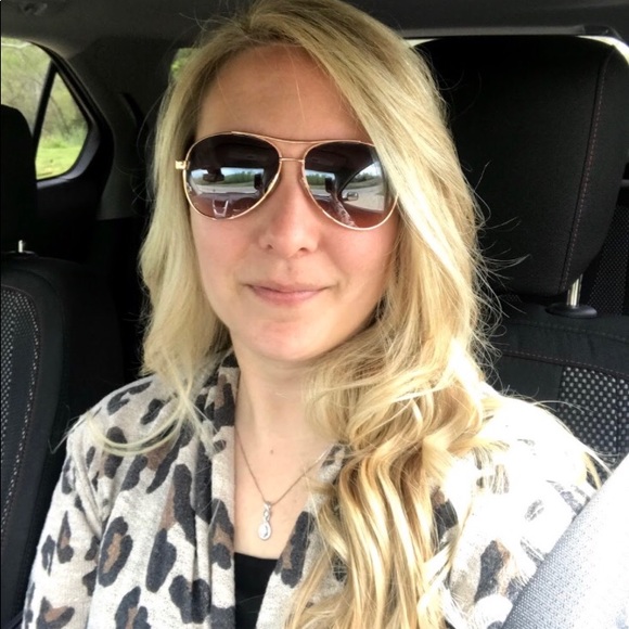 Profile Picture of Rebecca Clements (@rebeccaclem72) on Poshmark