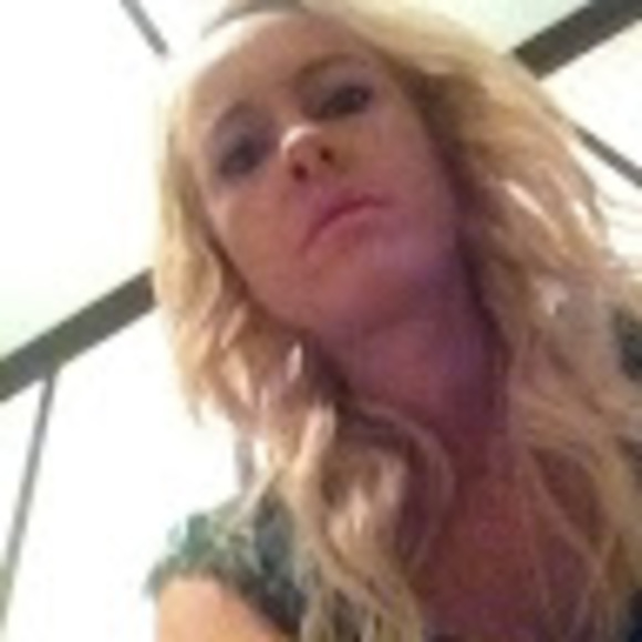 Profile Picture of Sarah Avison (@sarahavison123) on Poshmark