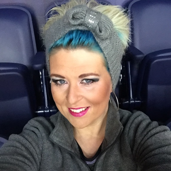 Profile Picture of Lisa Barrett (@lisabarrett13) on Poshmark