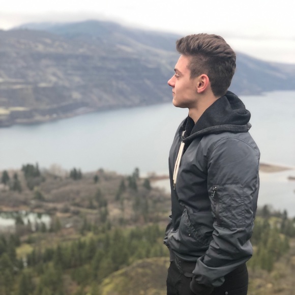 Profile Picture of Avenir Bandorovksiy (@avenirbnd) on Poshmark