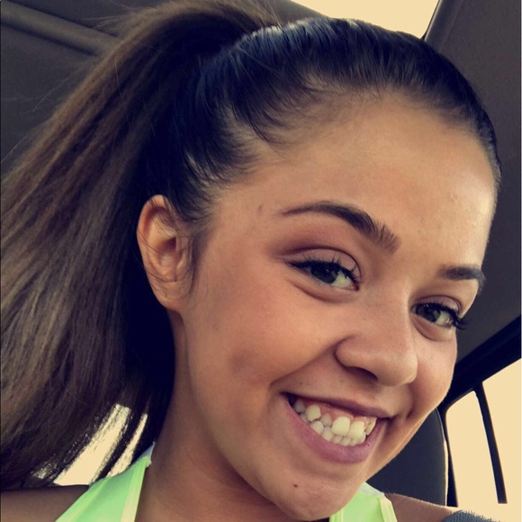 Profile Picture of Delaney Teevan (@delaneyteevan) on Poshmark