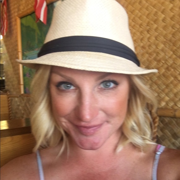 Profile Picture of Andrea Toth (@toth145) on Poshmark