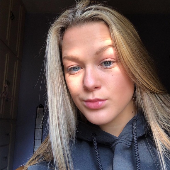 Profile Picture of Haley Vanevery (@haleyvanevery) on Poshmark