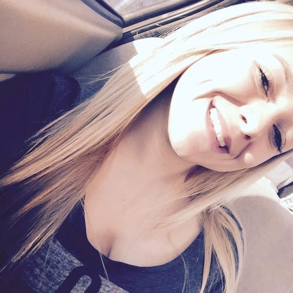 Profile Picture of Corrine Ficarella (@corrinenicolee) on Poshmark