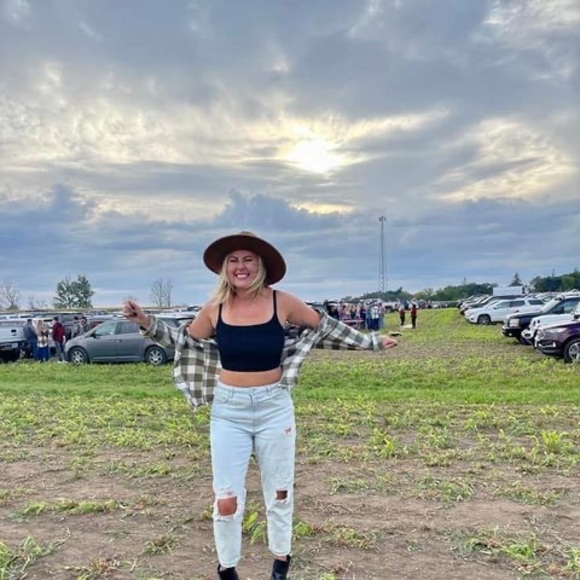Profile Picture of Holly Ellwanger (@hb_ellwanger2) on Poshmark