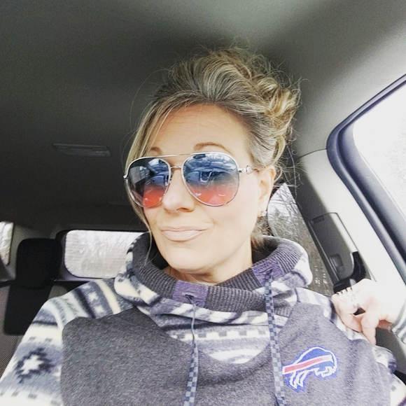 Profile Picture of Angela Renkas (@ang2125) on Poshmark