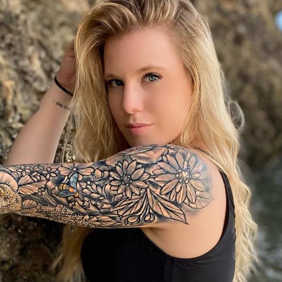 Profile Picture of Sydney Carver (@sydneycarver1) on Poshmark