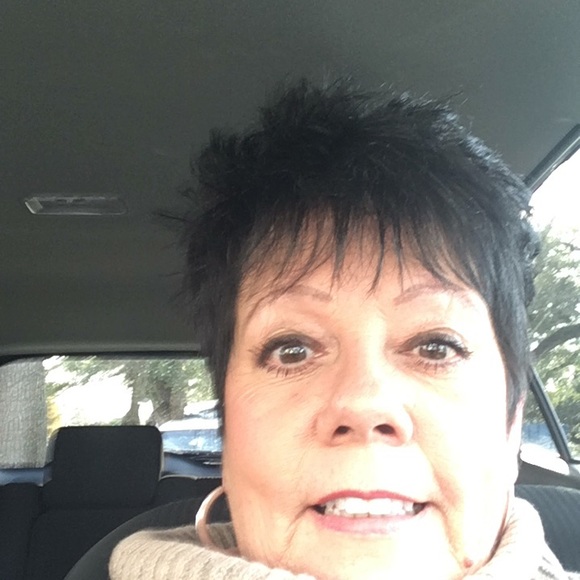 Profile Picture of Cathy Sinopoli (@cathysss) on Poshmark