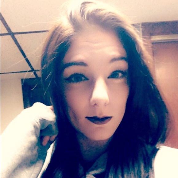 Profile Picture of Kim Suhr (@kimberlyann92) on Poshmark