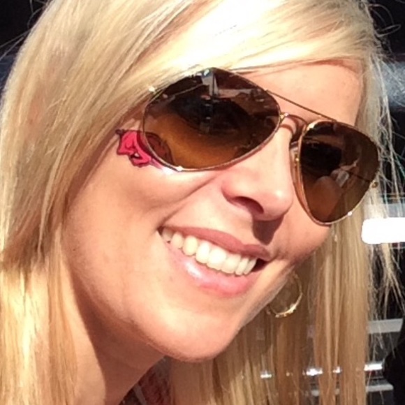 Profile Picture of Jen Beckius (@jenbeckius) on Poshmark