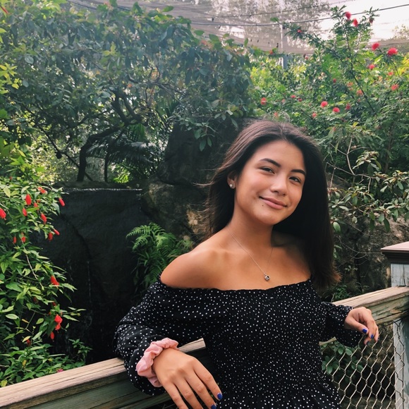 Profile Picture of Chelsea Pachas (@cpachas) on Poshmark