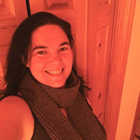 Profile Picture of Jeannie Tully (@jeanniedrop) on Poshmark