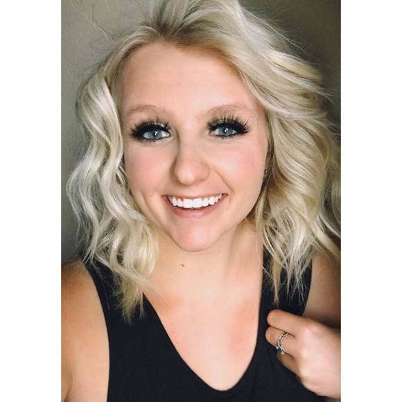 Profile Picture of Bailey Zilles (@baileyzilles) on Poshmark