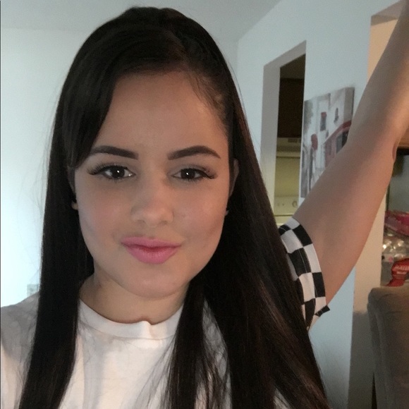 Profile Picture of Barbara Burgos (@barbie1787) on Poshmark