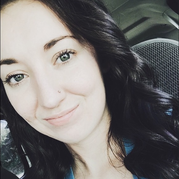 Profile Picture of Emily Draughn (@emlymuffin) on Poshmark