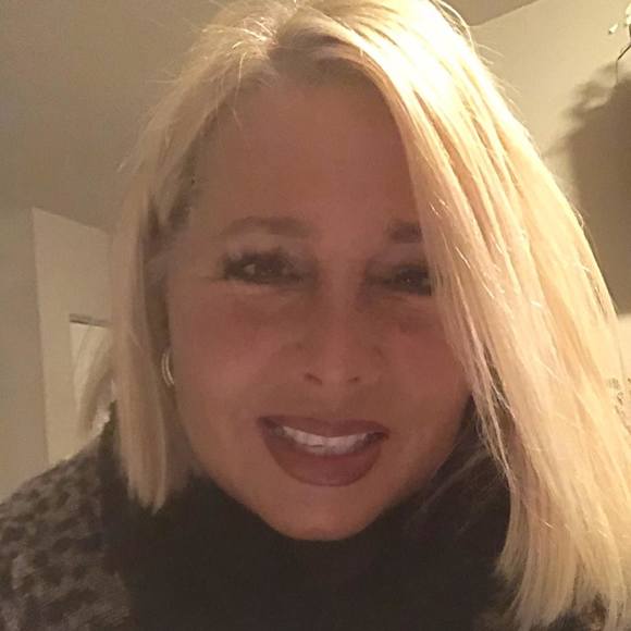 Profile Picture of Danielle Dellobuono (@dbieros) on Poshmark