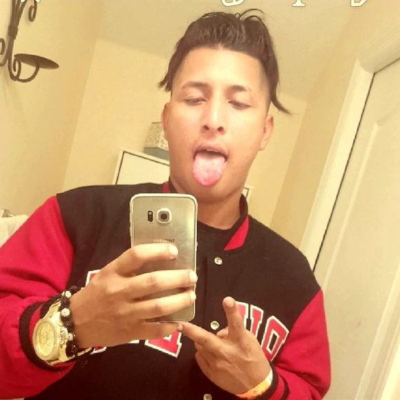 Profile Picture of Vasquez Alex (@vasquez_alex) on Poshmark