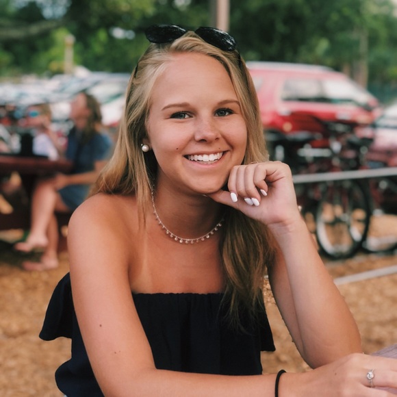 Profile Picture of Claire Laporte (@claire_laporte) on Poshmark