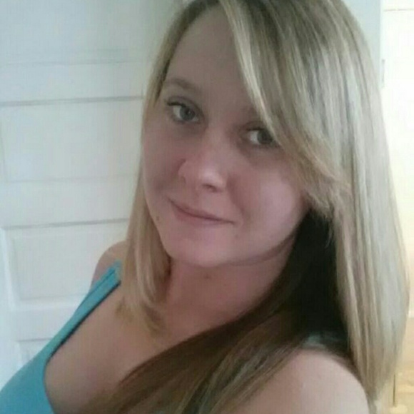 Profile Picture of Erica Fredricks (@ericalynn2212) on Poshmark