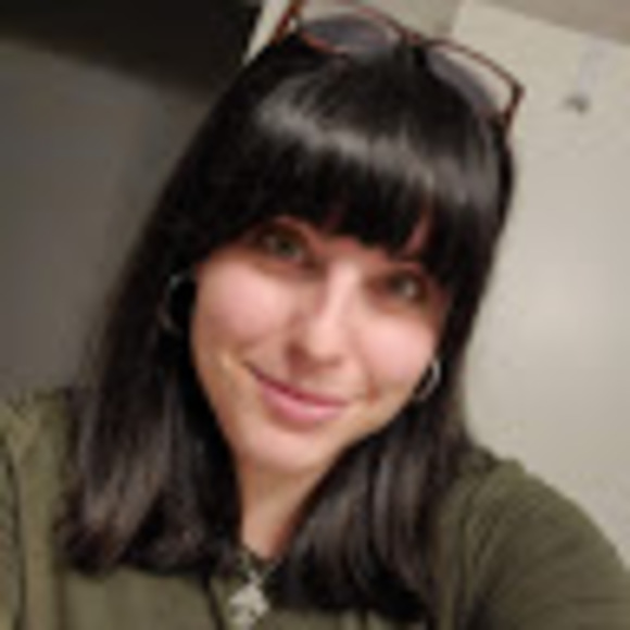 Profile Picture of Lorien Forlenza (@loflo23) on Poshmark