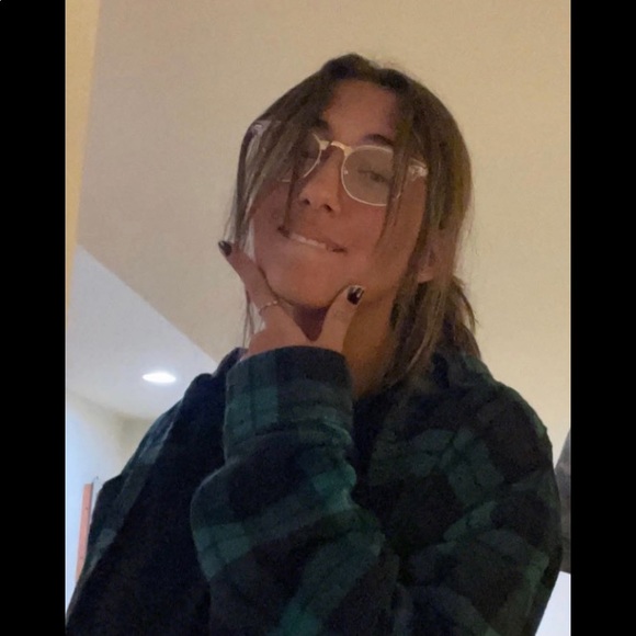 Profile Picture of Caleigh Craigle (@calesmarie) on Poshmark