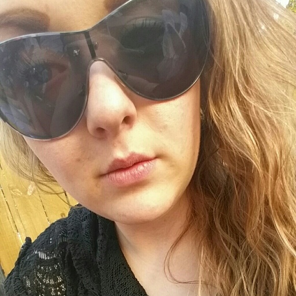 Ashley Cybulski - Poshmark Profile Picture of Ashley Cybulski (@inovermyhead021) on Poshmark