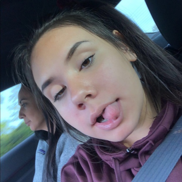 Profile Picture of Brittany Hicks (@brittanyxhicks) on Poshmark