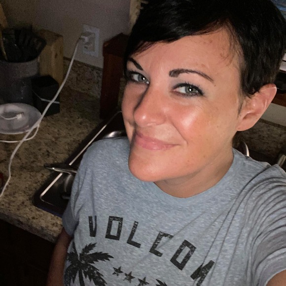 Profile Picture of Lisa Beaty (@elle_beaty) on Poshmark