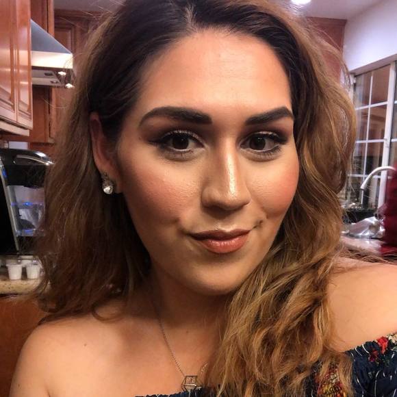 Profile Picture of Andreina Alvizo (@andreinaa) on Poshmark