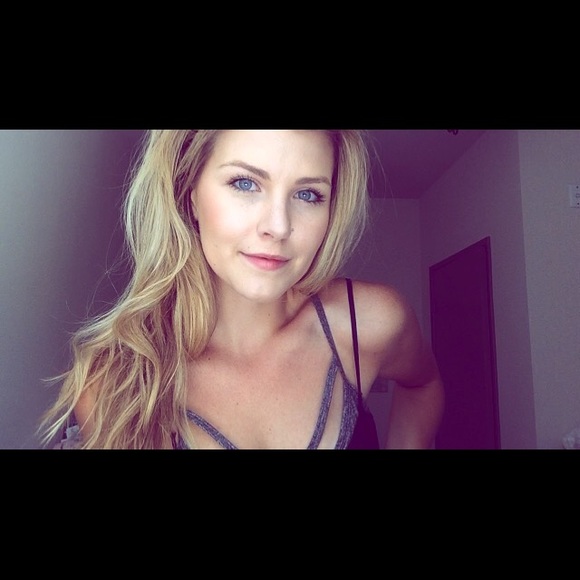 Profile Picture of Arika Johnson (@arikajay) on Poshmark
