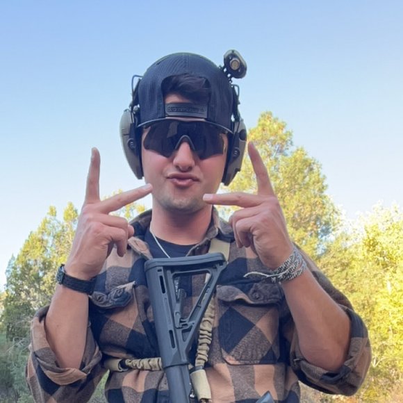 Profile Picture of Paul Holdermann (@paulholdermann) on Poshmark