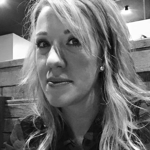 Profile Picture of Lisa Sasse (@lisasasse) on Poshmark