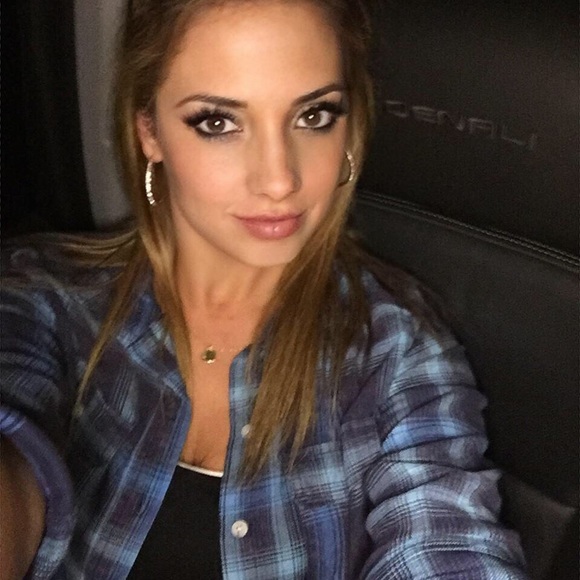 Profile Picture of Leah Ogline (@logline84) on Poshmark