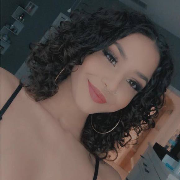 Profile Picture of Daniela Nieves (@danielanieves) on Poshmark