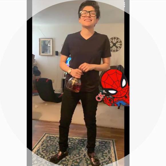 Profile Picture of Goosey Goose (@goosevz) on Poshmark