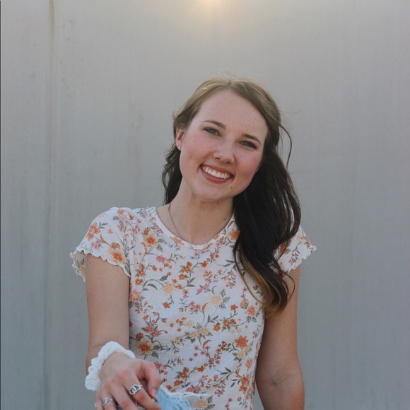 Profile Picture of Aspen R (@aspenese_) on Poshmark
