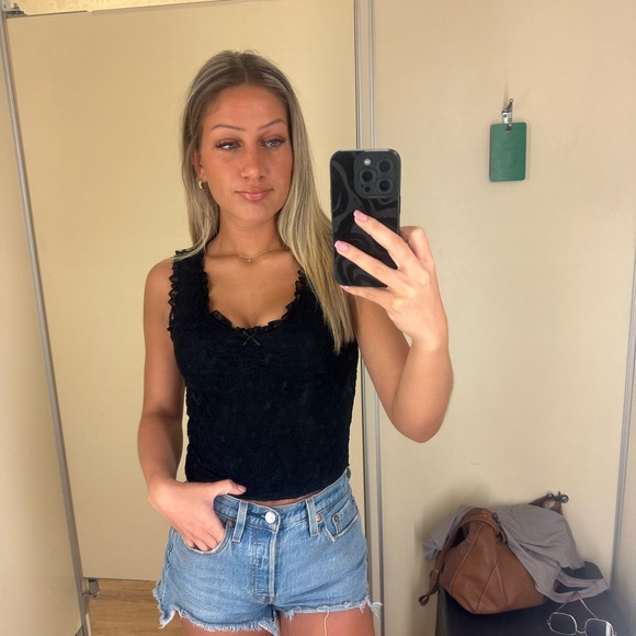 Profile Picture of Zoe Steines (@zoesteines) on Poshmark