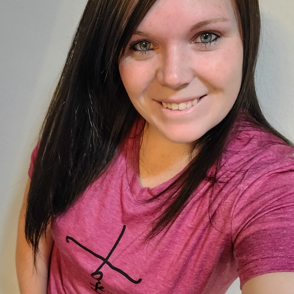 Profile Picture of Amanda Andrys (@agb08_89) on Poshmark