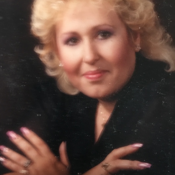 Profile Picture of Lori Lancaster (@lorilancaste632) on Poshmark