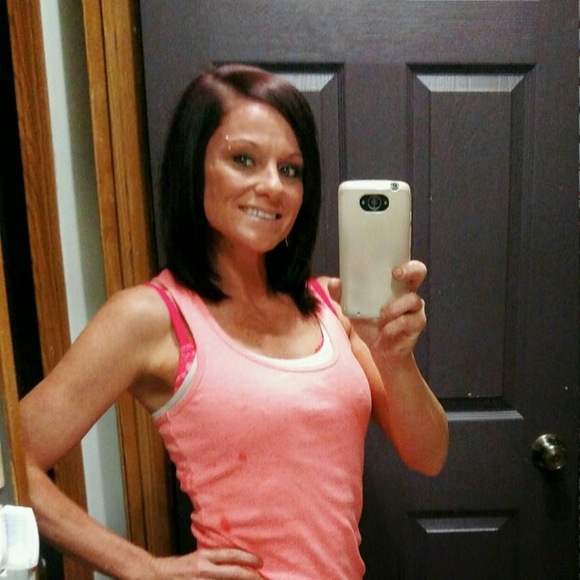 Profile Picture of Cristal Ernsting (@cristal8076) on Poshmark