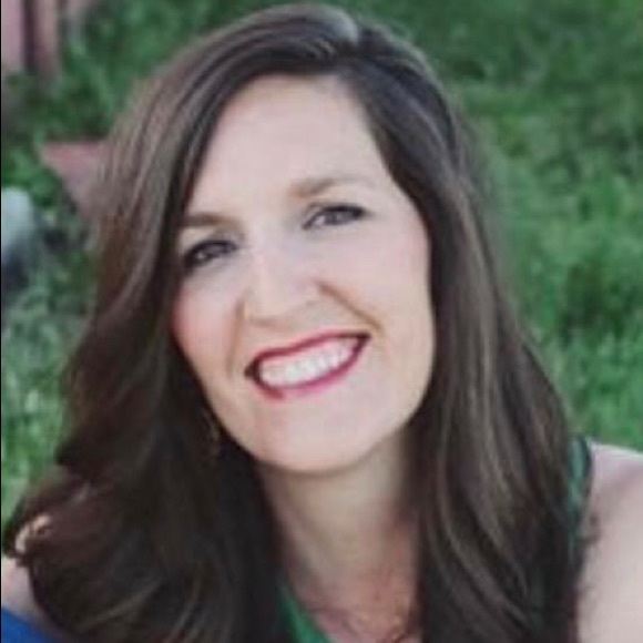 Profile Picture of Crystal Farnsworth (@crysfarnsworth) on Poshmark