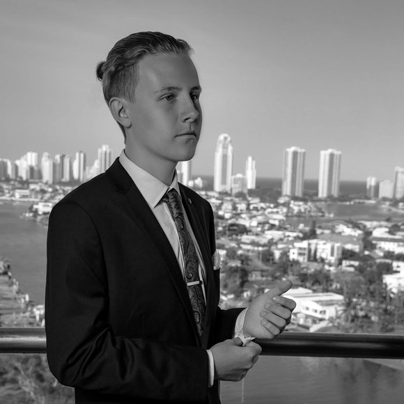 Profile Picture of Alex Dronsfield (@adronny) on Poshmark