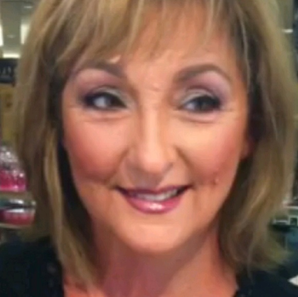 Profile Picture of Jackie Hiles (@artbyjackie1) on Poshmark