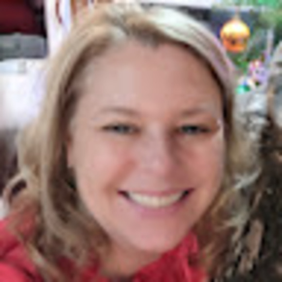 Profile Picture of Julie Tighe (@julietighem) on Poshmark