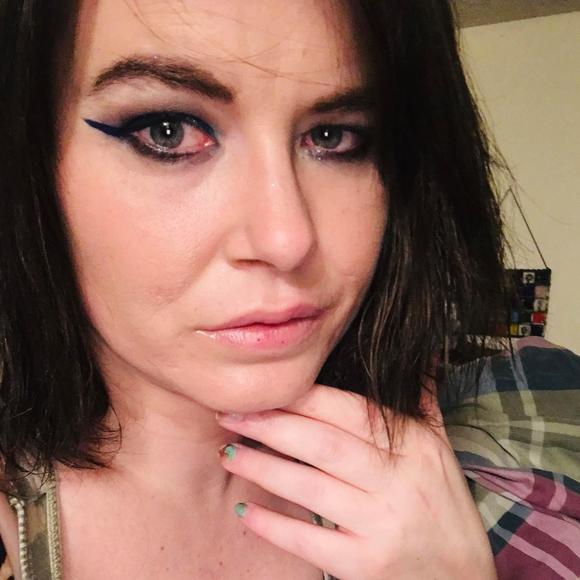 Profile Picture of Tracy Schneider (@tracykroeker) on Poshmark