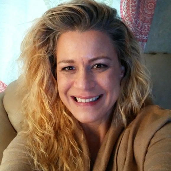 Profile Picture of Wendi Wright (@wendous73) on Poshmark